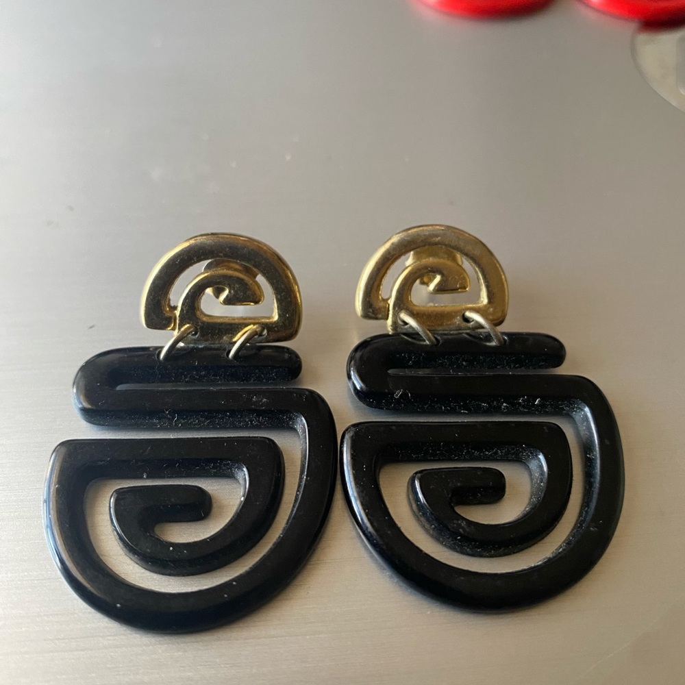 Vintage 1992 LOT of 2 Avon Black & Red Lucite Oriental Design Pierced Earrings - Picture 2 of 8